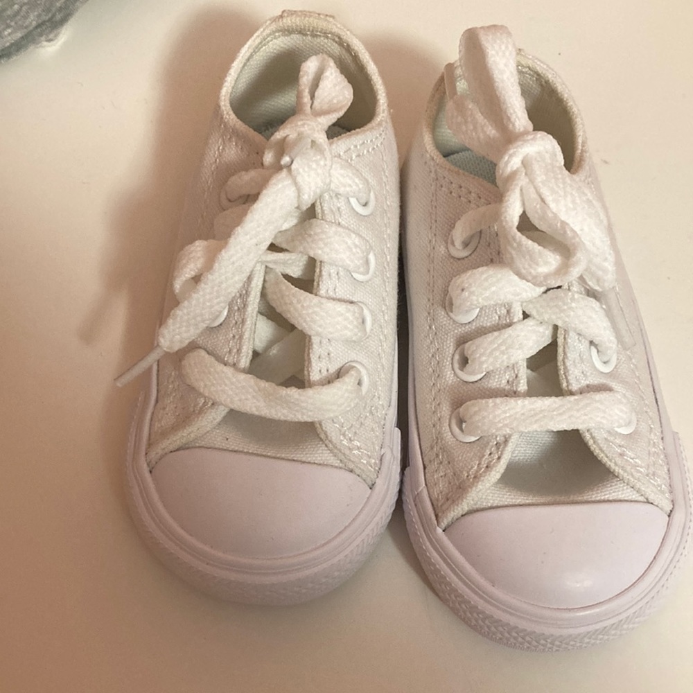White converse low top size 4